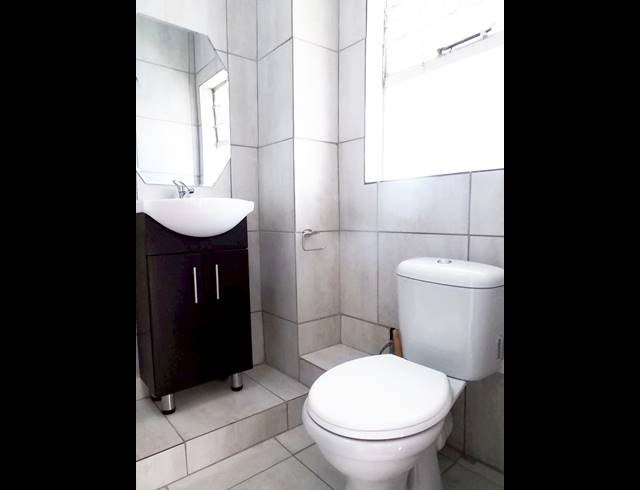 1 bed property to rent in ROSEBANK